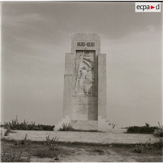 [Monument de Sidi-Ferruch commémorant le centenaire de la présence française en Algérie, 1958-1961.]