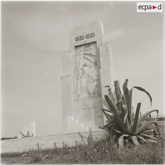 [Monument de Sidi-Ferruch commémorant le centenaire de la présence française en Algérie, 1958-1961.]