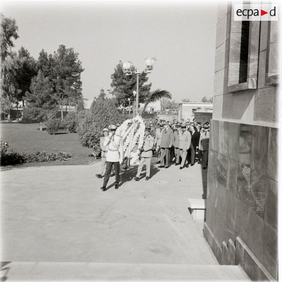 [Une cérémonie en présence du général Charles de Gaulle en Algérie, 1958-1962.]