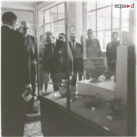 [Algérie, 1958-1962. Le général Charles de Gaulle visite une exposition d'objets.]