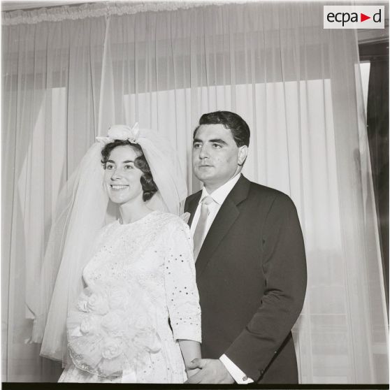 [Portrait d'un couple de mariés en Algérie, 1954-1962.]