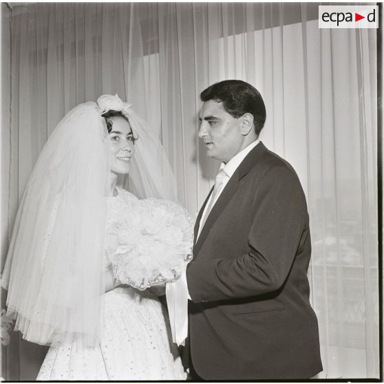 [Portrait d'un couple de mariés en Algérie, 1954-1962.]