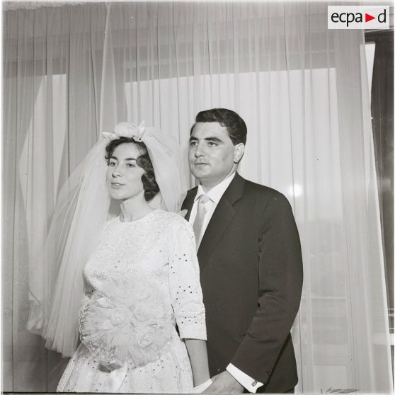 [Portrait d'un couple de mariés en Algérie, 1954-1962.]