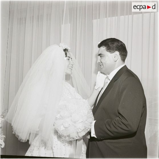 [Portrait d'un couple de mariés en Algérie, 1954-1962.]