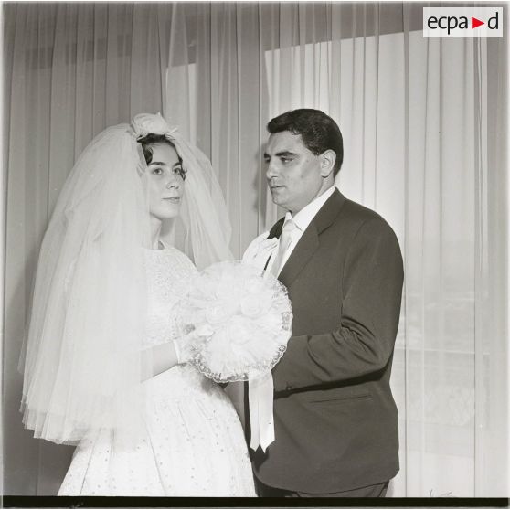 [Portrait d'un couple de mariés en Algérie, 1954-1962.]