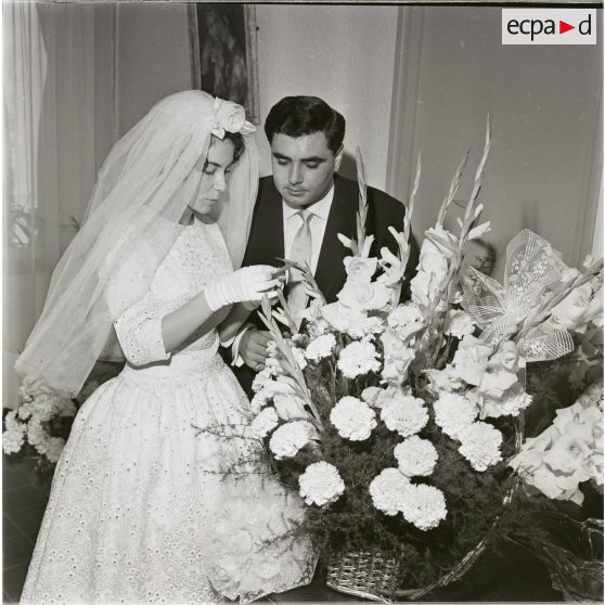 [Portrait d'un couple de mariés en Algérie, 1954-1962.]