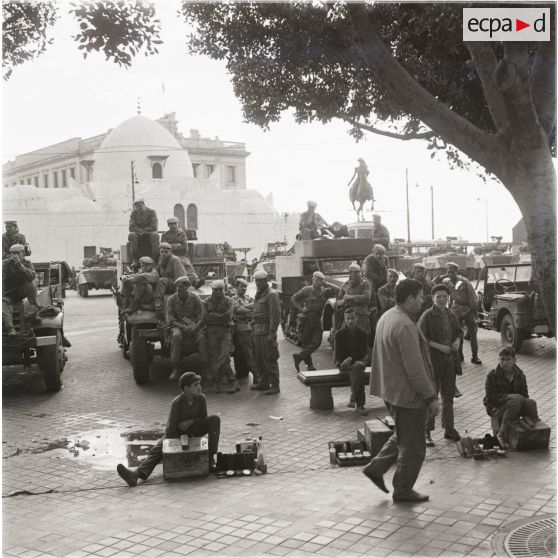 [Alger pendant le putsch des généraux, 21-26 avril 1961.]