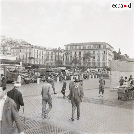 [Alger pendant le putsch des généraux, 21-26 avril 1961.]