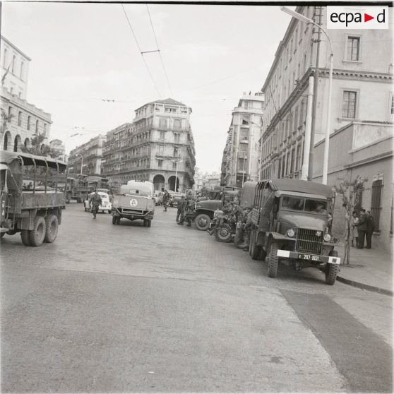 [Alger pendant le putsch des généraux, 21-26 avril 1961.]