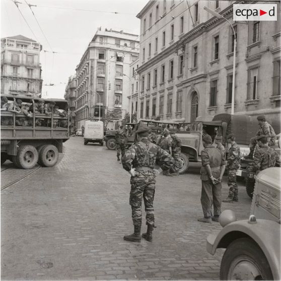 [Alger pendant le putsch des généraux, 21-26 avril 1961.]