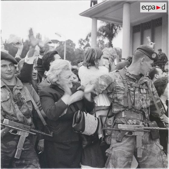 [A Alger pendant le putsch des généraux, 21-26 avril 1961.]