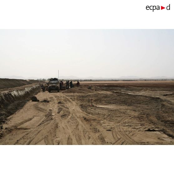 Déploiement de l'opération de la force européenne EUFOR Tchad/RCA (République centrafricaine) : des civils tchadiens travaillent à l'aménagement du futur camp des Etoiles qui doit accueillir le poste de commandement de l'EUFOR, des plateformes logistiques et un hôpital de campagne.