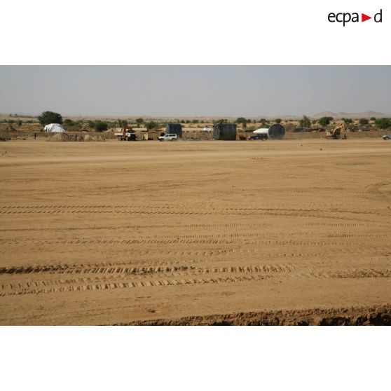 Déploiement de l'opération de la force européenne EUFOR Tchad/RCA (République centrafricaine) : terrassement et aménagement du camp des Etoiles.