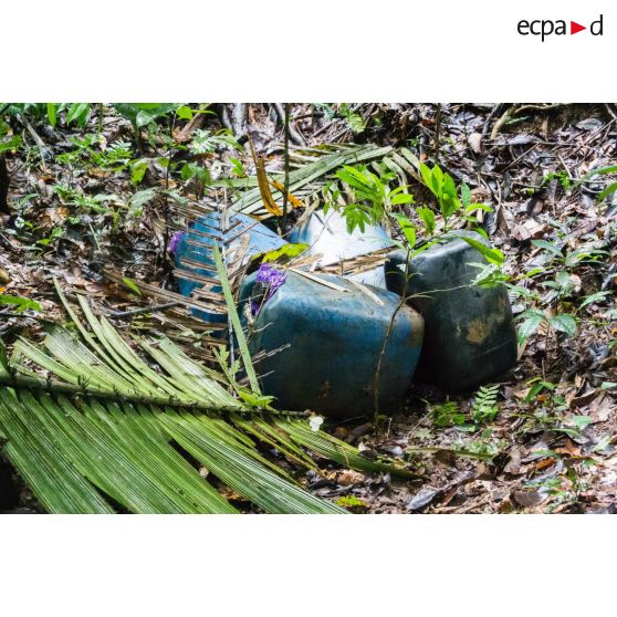 Découverte de bidons sur un site d'orpaillage clandestin à Maripasoula, en Guyane française.