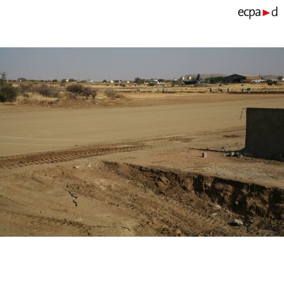 Déploiement de l'opération de la force européenne EUFOR Tchad/RCA (République centrafricaine) : terrassement du camp des Etoiles à proximité de l'aéroport d'Abéché.