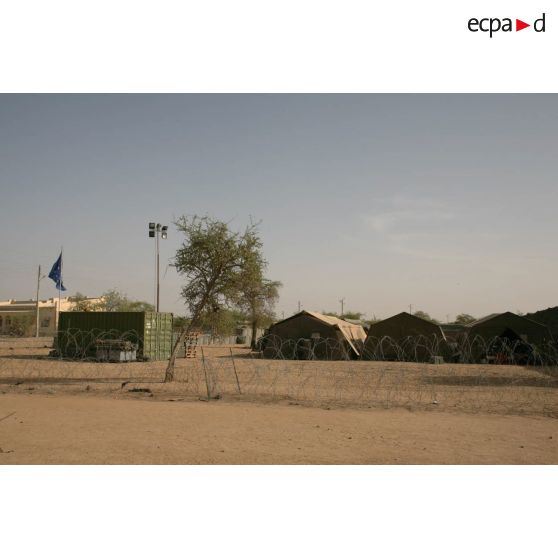 Déploiement de l'opération de la force européenne EUFOR Tchad/RCA (République centrafricaine) : tentes du détachement des forces spéciales françaises sur le camp capitaine Michel Croci.