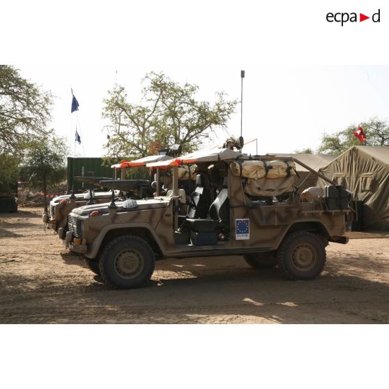 Déploiement de l'opération de la force européenne EUFOR Tchad/RCA (République centrafricaine) : véhicules légers Steyr-Puch des forces spéciales autrichiennes sur le camp capitaine Michel Croci.