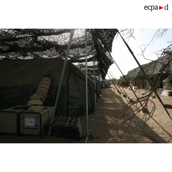 Déploiement de l'opération de la force européenne EUFOR Tchad/RCA (République centrafricaine) : tentes climatisées et filets anti-chaleur dans le camp capitaine Michel Croci.