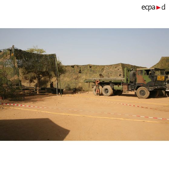 Déploiement de l'opération de la force européenne EUFOR Tchad/RCA (République centrafricaine) : installation de matériel dans le camp capitaine Michel Croci.