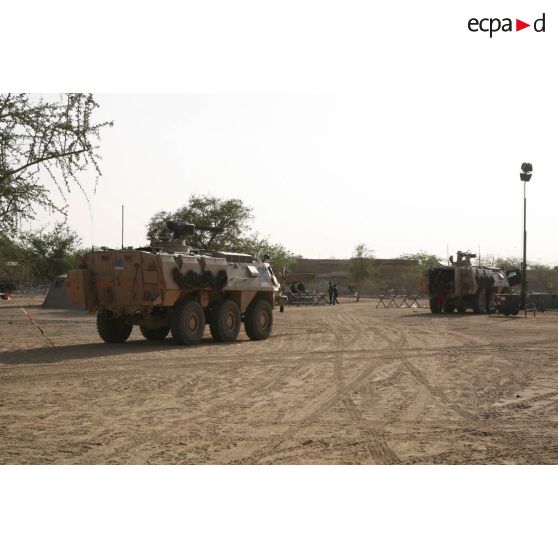 Déploiement de l'opération de la force européenne EUFOR Tchad/RCA (République centrafricaine) : véhicules blindés de transport de troupes SISU XA-180 de l'armée suédoise dans le camp capitaine Michel Croci.