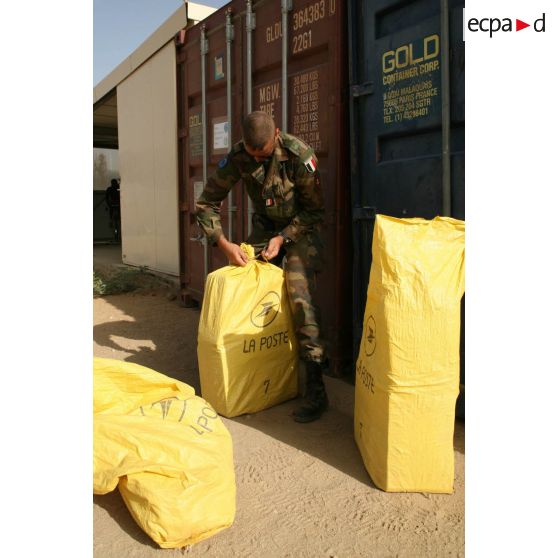 Déploiement de l'opération de la force européenne EUFOR Tchad/RCA (République centrafricaine) : un caporal-chef du RICM (régiment d'infanterie de chars de marine) conditionne des sacs postaux dans le camp capitaine Michel Croci.