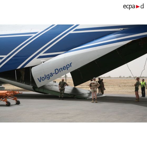 Déploiement de l'opération de la force européenne EUFOR Tchad/RCA (République centrafricaine) : déchargement d'un avion cargo Antonov An-124 de la compagnie aérienne russe Volga-Dnepr en provenance de Douala.