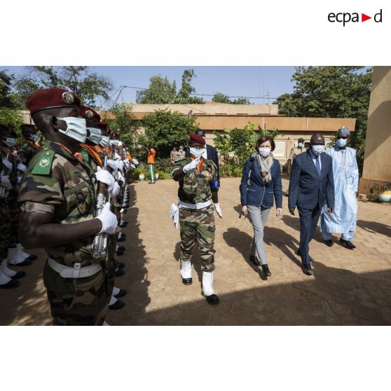 La ministre des Armées Florence Parly reçoit les honneurs de la part d'un détachement de parachutistes à son départ du ministère de la Défense aux côtés de son homologue nigérien Issoufou katambé à Niamey, au Niger.