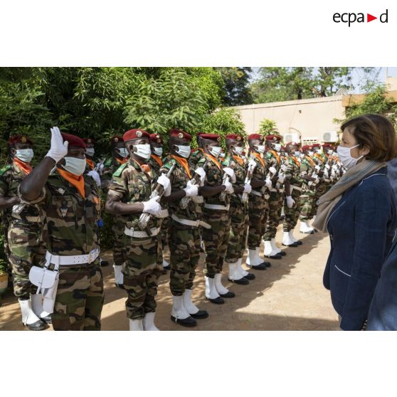 La ministre des Armées Florence Parly reçoit les honneurs de la part d'un détachement de parachutistes nigériens à son départ du ministère de la Défense à Niamey, au Niger.