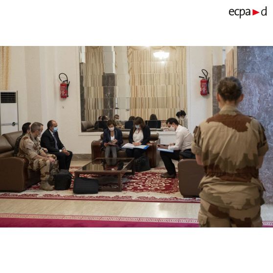 La ministre des Armées Florence Parly travaille avec ses conseillers en attendant d'être reçue au palais présidentiel de Niamey, au Niger.