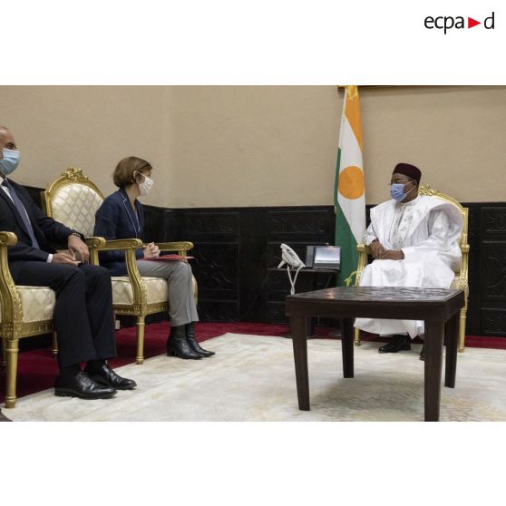 La ministre des Armées Florence Parly est reçue par le président nigérien Issoufou Mahamadou aux côtés de l'ambassadeur de France Alexandre Garcia à Niamey, au Niger.