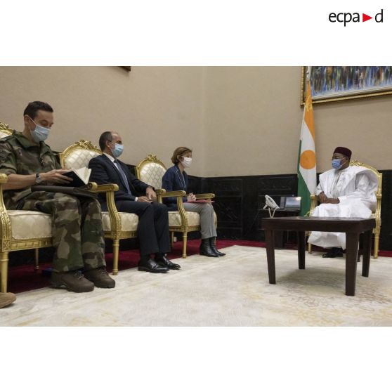 La ministre des Armées Florence Parly est reçue par le président nigérien Issoufou Mahamadou aux côtés de l'ambassadeur de France Alexandre Garcia et du général Fabien Mandon à Niamey, au Niger.