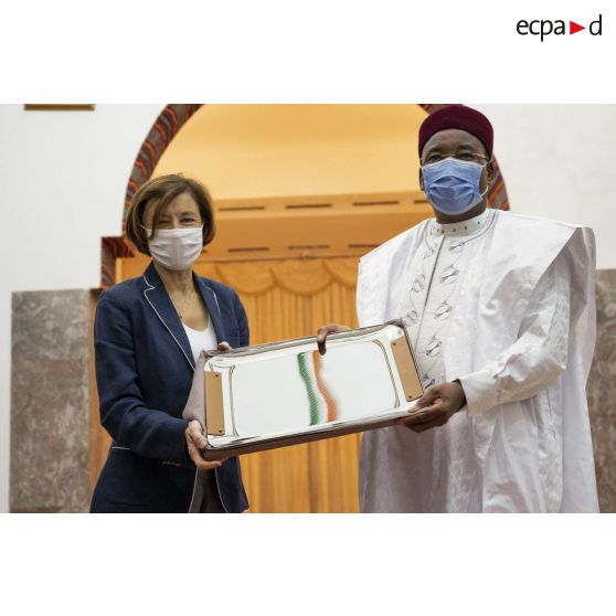 La ministre des Armées Florence Parly reçoit un cadeau de la part du président nigérien Issoufou Mahamadou à Niamey, au Niger.