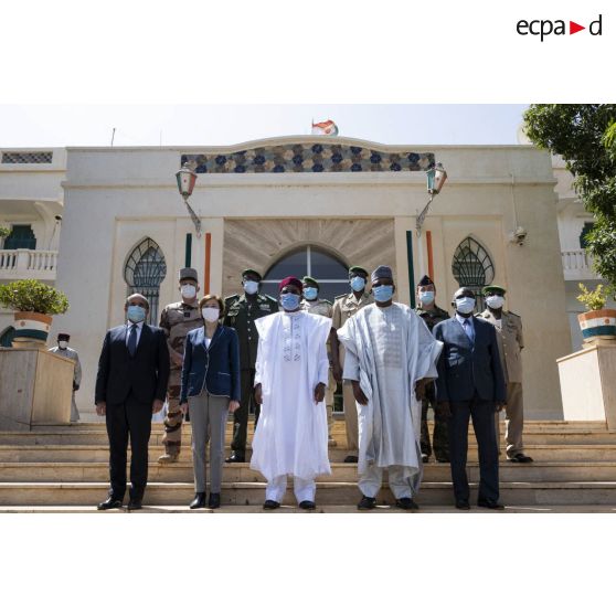 La ministre des Armées Florence Parly pose pour une photographie de groupe au palais présidentiel de Niamey, au Niger.