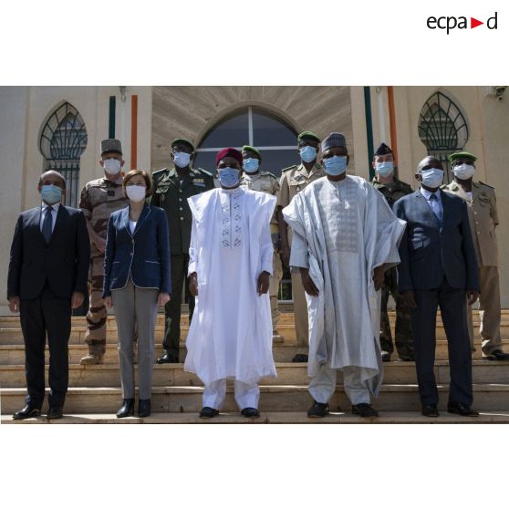 La ministre des Armées Florence Parly pose pour une photographie de groupe au palais présidentiel de Niamey, au Niger.