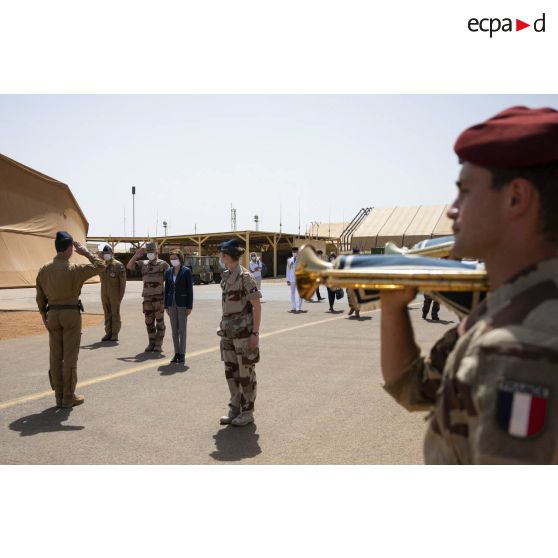 La ministre des Armées Florence Parly est reçue avec les honneurs de la part du colonel Yann Malard aux côtés du général Marc Conruyt sur la base aérienne projetée (BAP) de Niamey, au Niger.