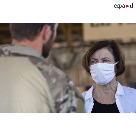 La ministre des Armées Florence Parly rencontre un soldat des forces spéciales dans les quartiers de la Task Force Takuba à Gao, au Mali.