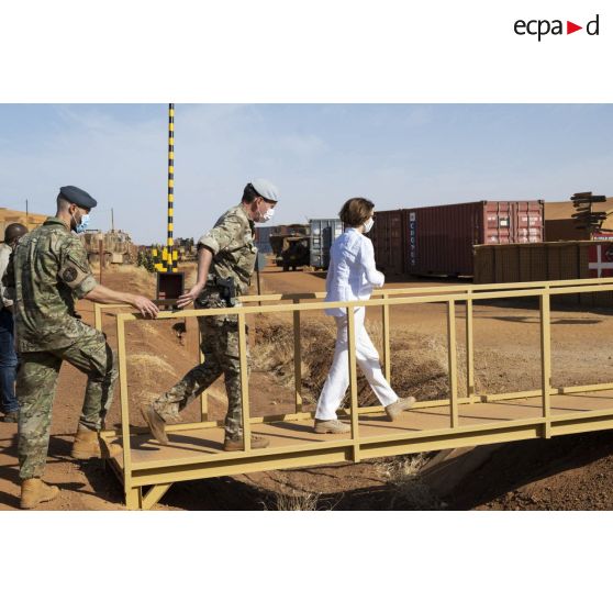 La ministre des Armées Florence Parly visite les quartiers des forces britanniques et danoises à Gao, au Mali.