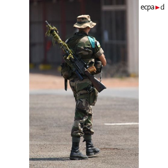 Soldat du 126e régiment d'infanterie (126e RI) en patrouille à l'intérieur du camp de Boali.