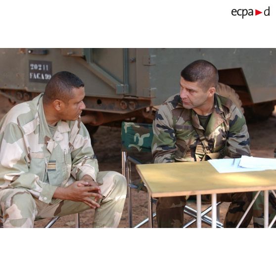 Discussion entre le commandant du groupement des commandos parachutistes (GCP) et le commandant responsable des soldats centrafricains.