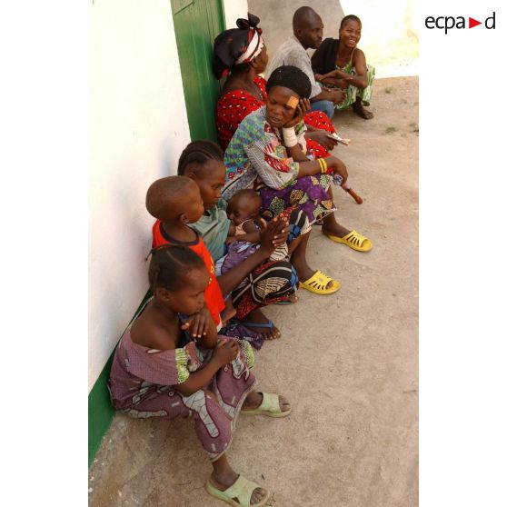 Devant le centre de santé urbain de Bédé Combattant, des enfants de Bangui attendent d'être soignés.