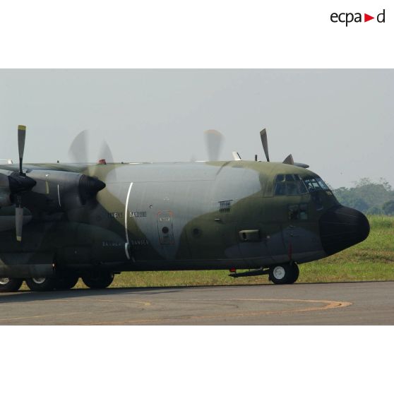 Avion de transport Hercules C-130 sur le parking avion du camp de Boali.