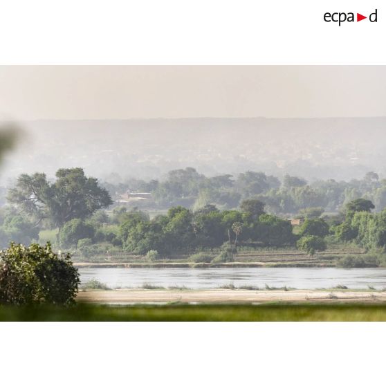 Vue des berges du fleuve Niger depuis l'ambassade de France à Niamey, au Niger.