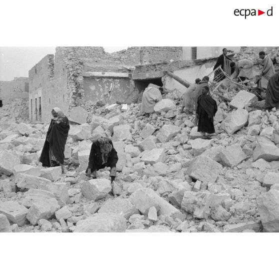 La population civile récupère des objets dans les ruines de la ville de Gafsa.