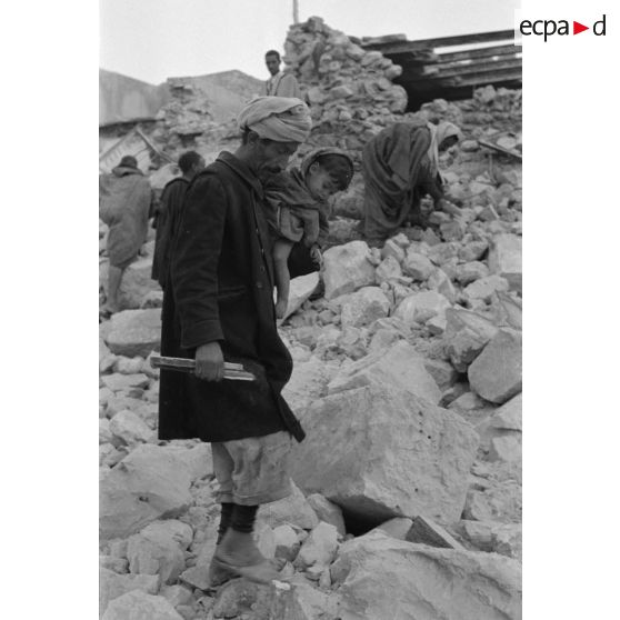 La population civile récupère des objets dans les ruines de la ville de Gafsa.