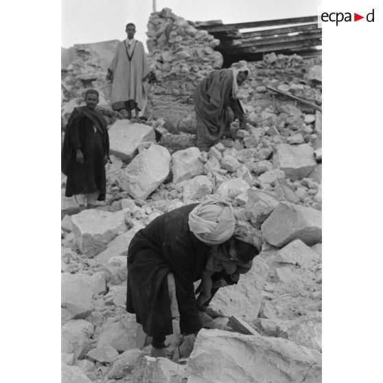 La population civile récupère des objets dans les ruines de la ville de Gafsa.