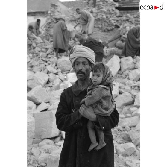 Dans la ville de Gafsa détruite, portrait d'un habitant et de son enfant.