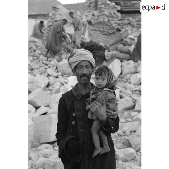 Dans la ville de Gafsa détruite, portrait d'un habitant et de son enfant.