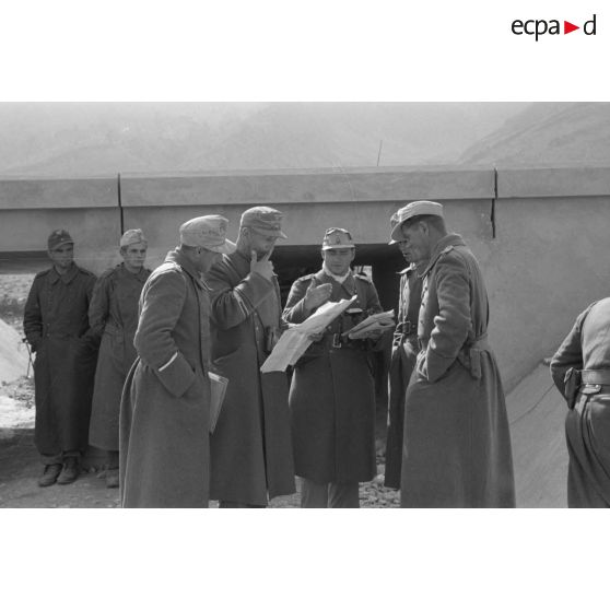 Discussion entre plusieurs officiers allemands membres de l'état-major de la Panzerarmee Afrika.