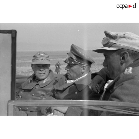 Les maréchaux Rommel et Kesselring et le colonel (Oberst) Bayerlein discutent à l'arrière d'une voiture Kfz-21.