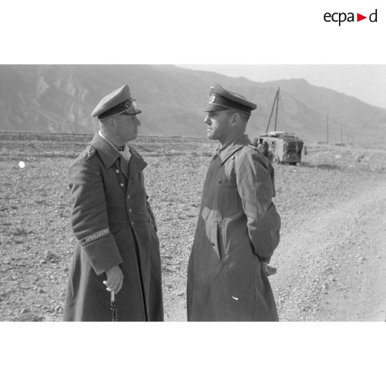 Le maréchal Rommel discute avec le général (Generalmajor) Gause.